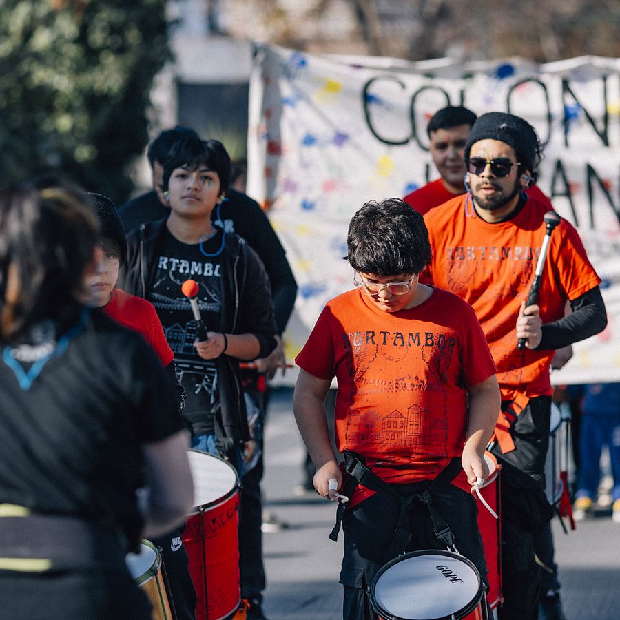La batucada tocando junto al lienzo de las Colonias Urbanas
