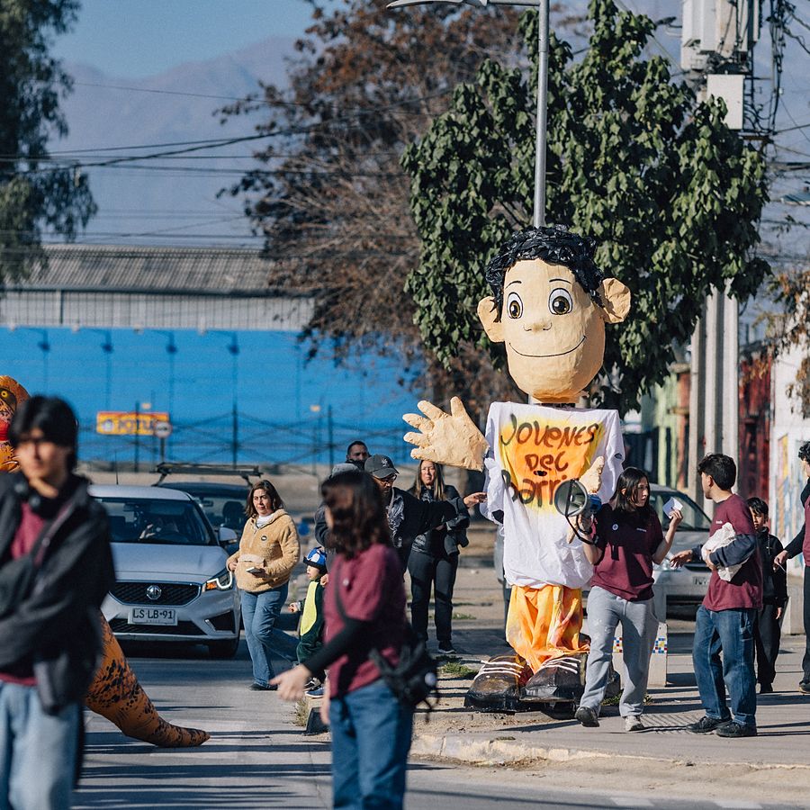 El muñeco gigante y el lienzo de las Colonias Urbanas en la calle