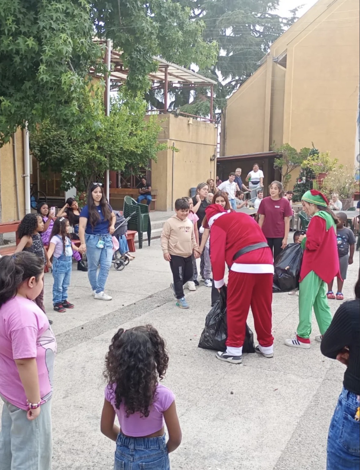 Actividad navideña con las niñeces de la población