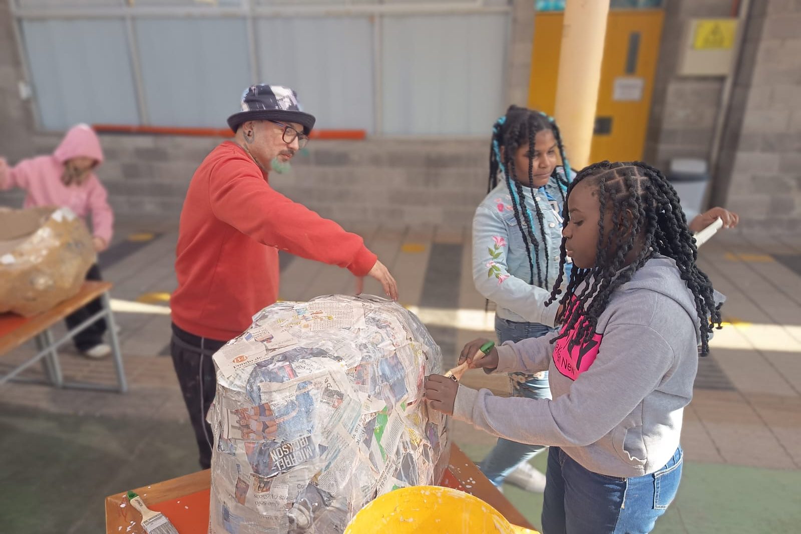 Taller corpóreo: construyendo una figura de papel maché